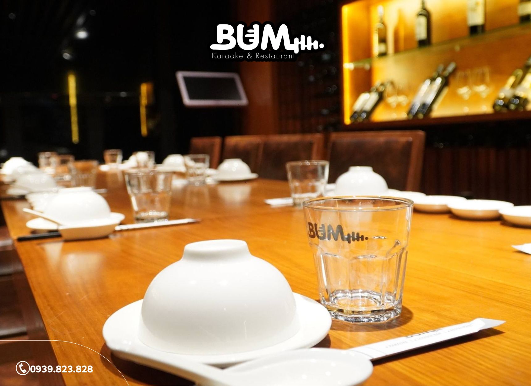 Không gian phòng sang trọng và ánh sáng vàng ấm cúng