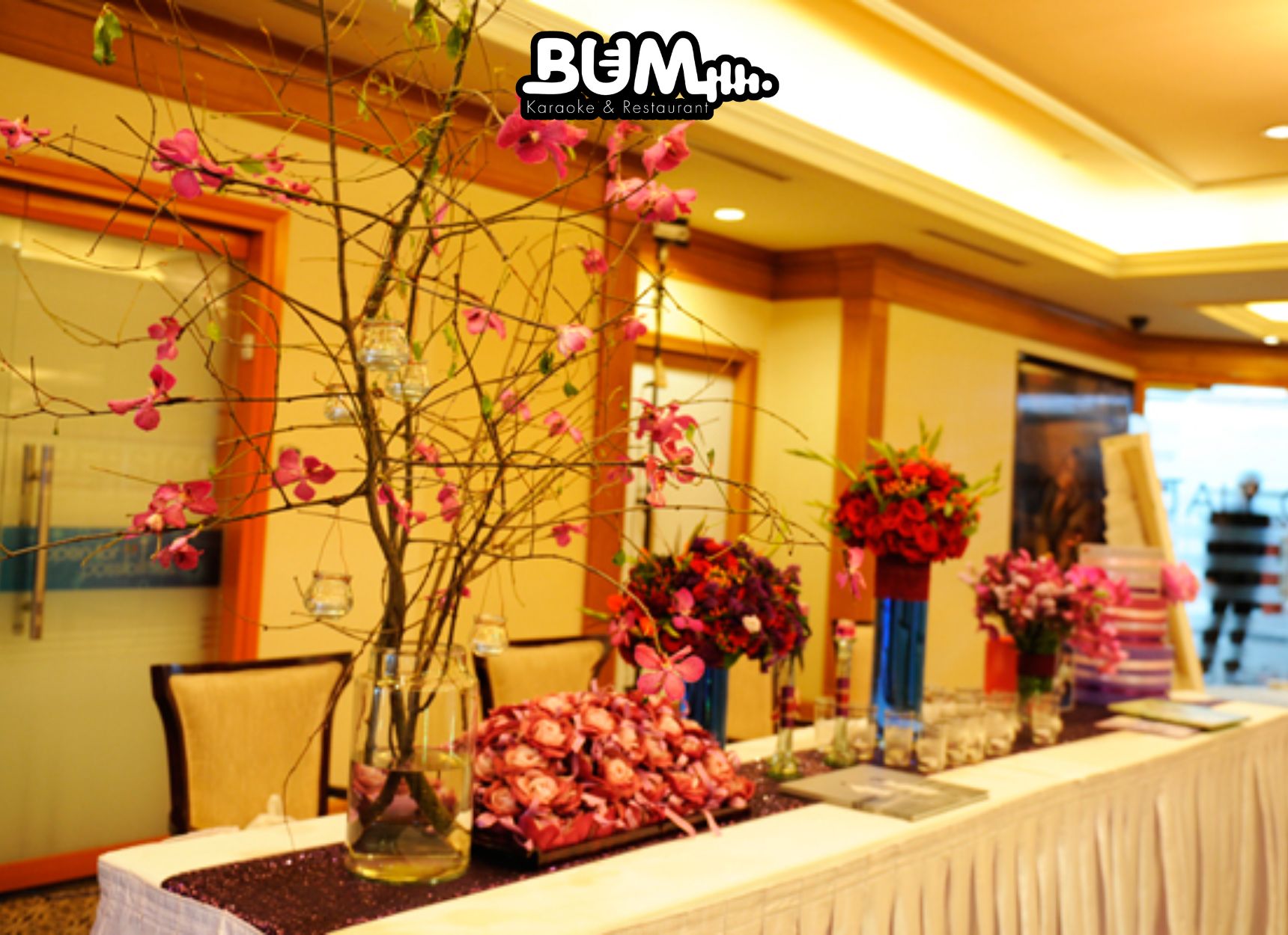 Ngập tràn sắc xuân với hoa đào trên bàn Gallery